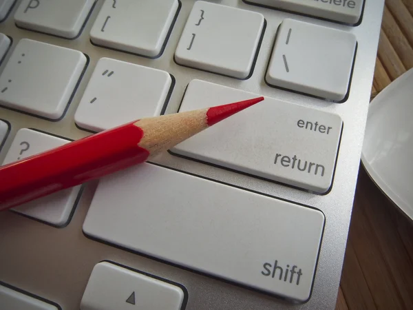 Lápis nos botões do teclado — Fotografia de Stock