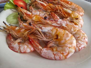 Beyaz çanak üzerinde ızgara karides