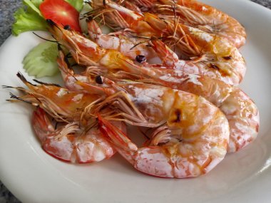 Beyaz çanak üzerinde ızgara karides