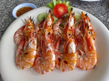 Beyaz çanak üzerinde ızgara karides