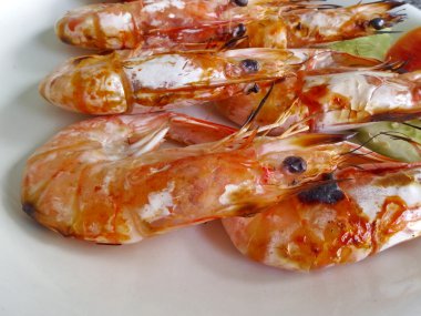 Beyaz çanak üzerinde ızgara karides