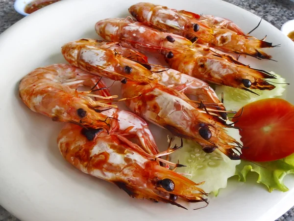 Crevettes grillées sur plat blanc — Photo