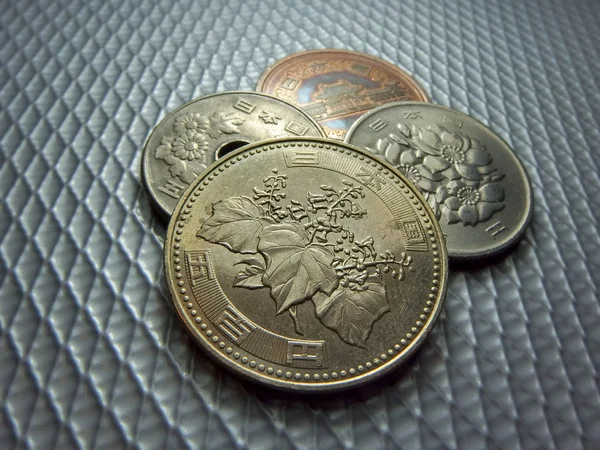 日本の金、銀のコイン、円 — ストック写真