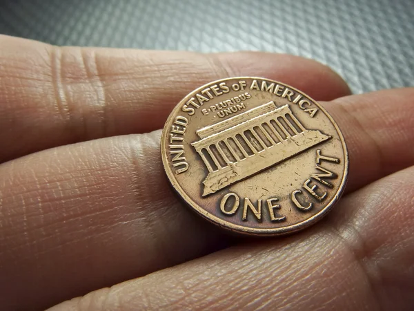 私たちの指の上のドルの硬貨 — ストック写真