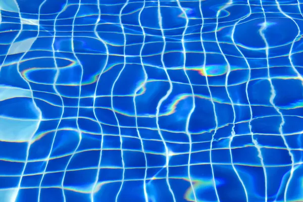 Água rasgada azul na piscina — Fotografia de Stock