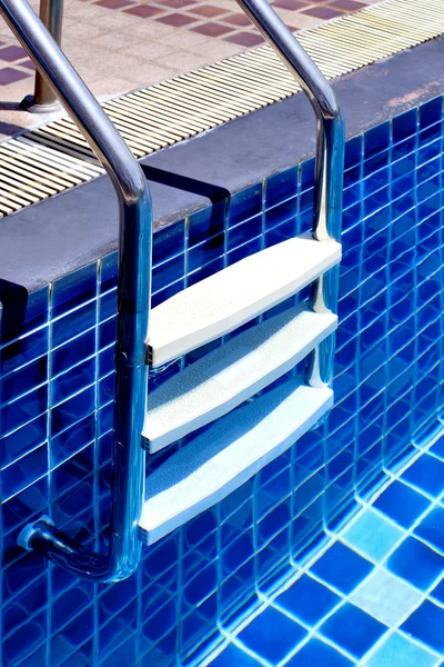 Schwimmbad mit Treppe — Stockfoto