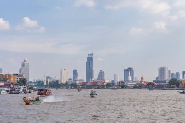 Bangkok, thailan chao phraya Nehri'nin yanında modern şehir manzarası