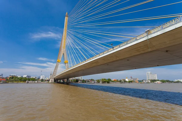 The Rama VIII bridge over the Chao Praya river in Bangkok, Thail — Stock Photo, Image