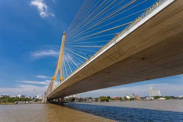 The Rama VIII bridge over the Chao Praya river in Bangkok, Thail — Stock Photo, Image