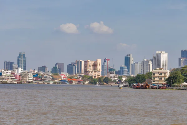 Pohled na moderní město u řeky chao phraya v Bangkoku, thailan — Stock fotografie