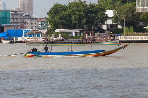 泰国曼谷-11 月 10 日： 典型的长尾船下来 ch — 图库照片