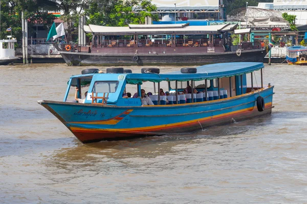 BANGKOK, THAILAND - NOVEMBRIE 10: barca tipică cu coadă lungă în jos Ch — Fotografie, imagine de stoc