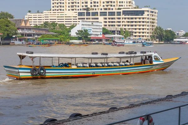 BANGKOK, THAILAND - NOVEMBRIE 10: barca tipică cu coadă lungă în jos Ch — Fotografie, imagine de stoc