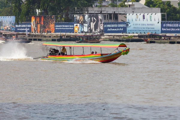 Bangkok, thailand - 10 november: typische lange staart boot naar beneden ch — Stockfoto