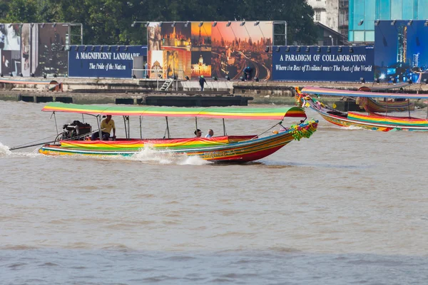 BANGKOK, THAILAND - NOVEMBRIE 10: barca tipică cu coadă lungă în jos Ch — Fotografie, imagine de stoc