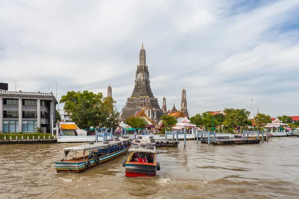 Bangkok, thailand - 10. november: typisches long tail boat down ch — Stockfoto