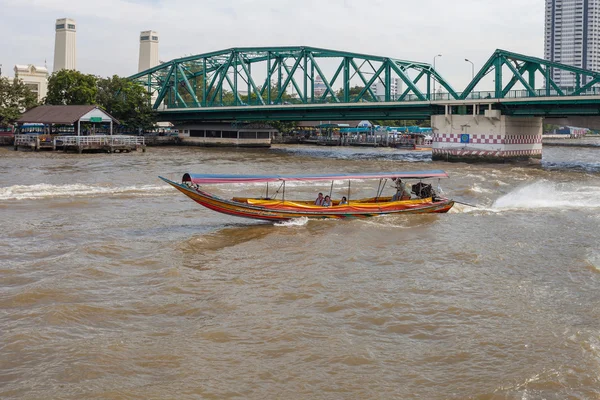 Bangkok, thailand - 10 november: typiska lång svans båt ner ch — Stockfoto