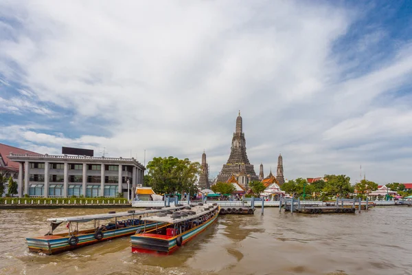 Bangkok, thailand - 10. november: typisches long tail boat down ch — Stockfoto