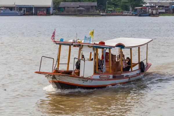 Bangkok, thailand - 10 november: typiska lång svans båt ner ch — Stockfoto