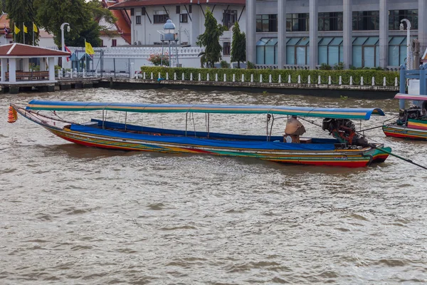 Bangkok, thailand - 10. november: typisches long tail boat down ch — Stockfoto