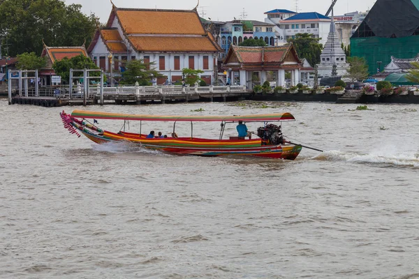 BANGKOK, THAILAND - NOVEMBER 10 : typical long tail boat down Ch — Stock Photo, Image