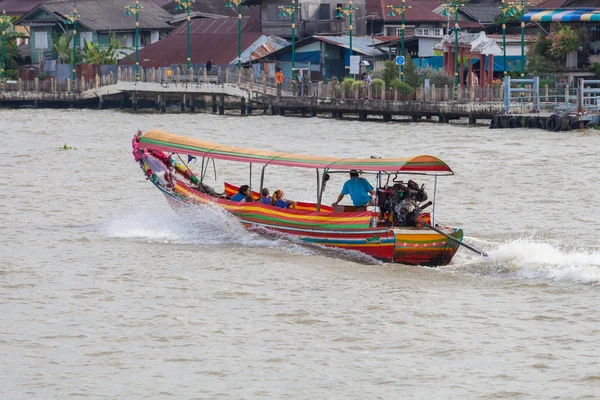 Bangkok, thailand - 10 november: typische lange staart boot naar beneden ch — Stockfoto