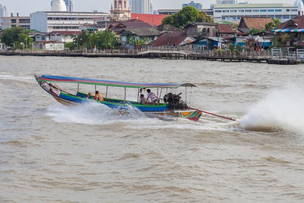 Bangkok, thailand - 10 november: typische lange staart boot naar beneden ch — Stockfoto