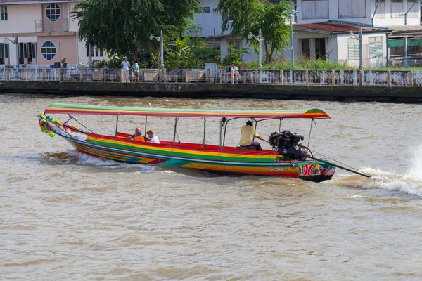 BANGKOK, THAILAND - NOVEMBER 10 : typical long tail boat down Ch — Stock Photo, Image