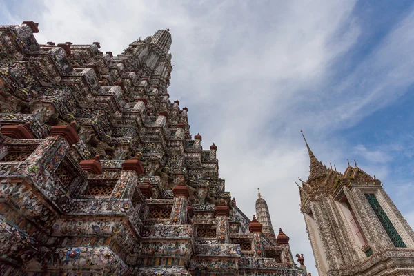 BANGKOK, THAILAND - NOVEMBER 10 : many travelers go to Wat Arun — Stock Photo, Image