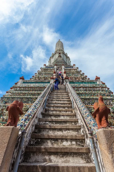 Bangkok, Thajsko - Listopad 10: mnoho cestujících jít na wat arun — Stock fotografie