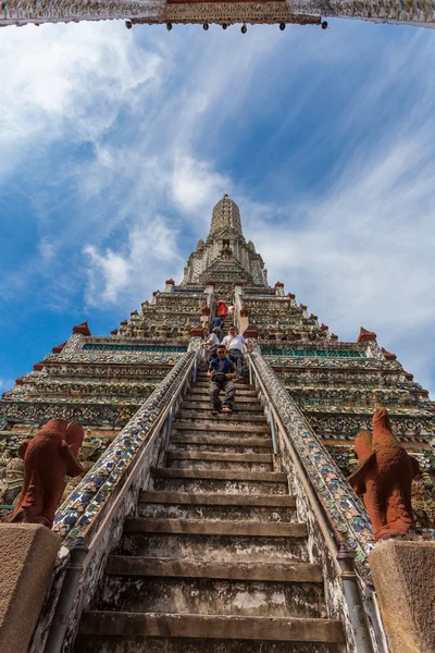 BANGKOK, THAILAND - NOVEMBER 10 : many travelers go to Wat Arun — Stock Photo, Image