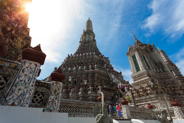 BANGKOK, THAILAND - NOVEMBER 10 : many travelers go to Wat Arun — Stock Photo, Image