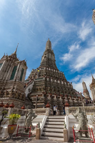BANGKOK, THAILANDIA - 10 NOVEMBRE: molti viaggiatori vanno a Wat Arun — Foto Stock