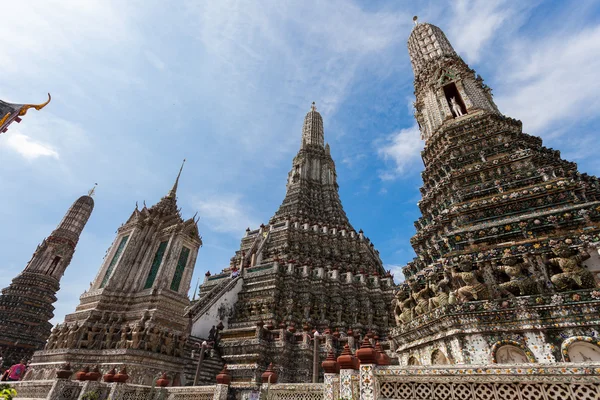 Bangkok, Tajlandia - 10 listopada: wielu podróżnych przejdź do wat arun — Zdjęcie stockowe