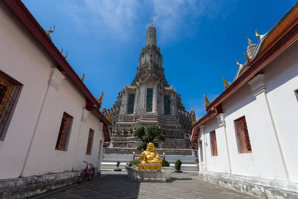 BANGKOK, THAILAND - NOVEMBER 10 : many travelers go to Wat Arun — Stock Photo, Image
