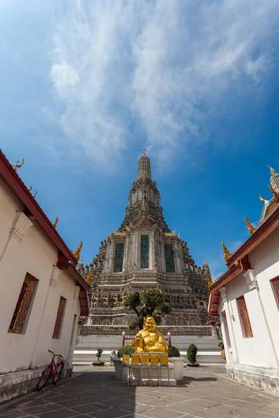 Bangkok, thailand - november 10: viele reisende gehen nach wat arun — Stockfoto