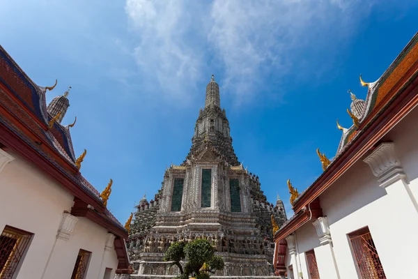 Bangkok, Thajsko - Listopad 10: mnoho cestujících jít na wat arun — Stock fotografie