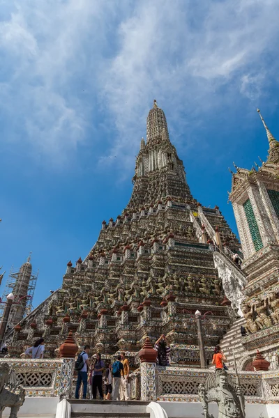 Bangkok, Thajsko - Listopad 10: mnoho cestujících jít na wat arun — Stock fotografie