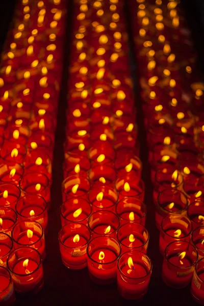 Velas de iglesia en candelabros rojos transparentes — Foto de Stock