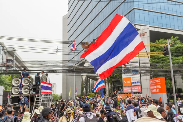 BANGKOK - 20 DE FEBRERO: Primeros manifestantes desalojados frente al Sh —  Fotos de Stock