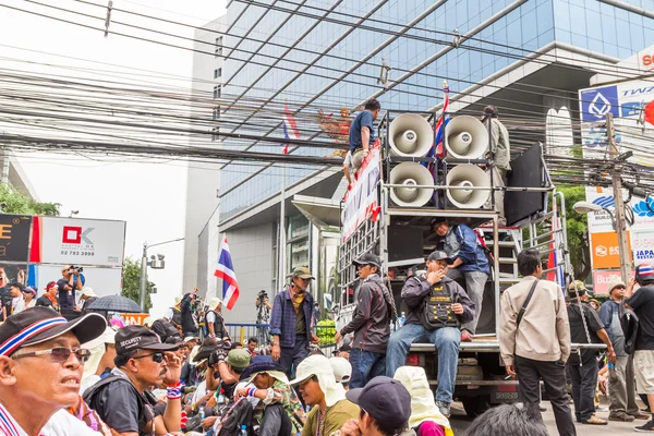 Bangkok - 20 februari: prime demonstranter vräkta framför sh — Stockfoto