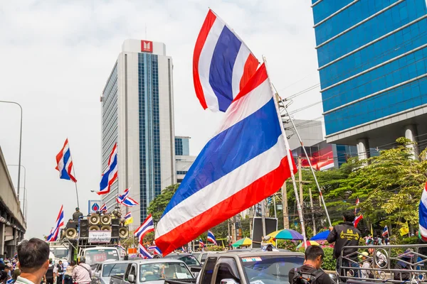 BANGKOK - 20 DE FEBRERO: Primeros manifestantes desalojados frente al Sh —  Fotos de Stock