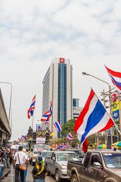 Bangkok - 20 februari: prime demonstranter vräkta framför sh — Stockfoto