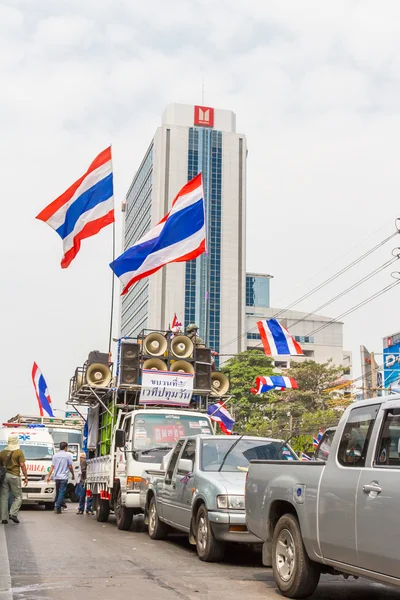 BANGKOK - 20 DE FEBRERO: Primeros manifestantes desalojados frente al Sh —  Fotos de Stock