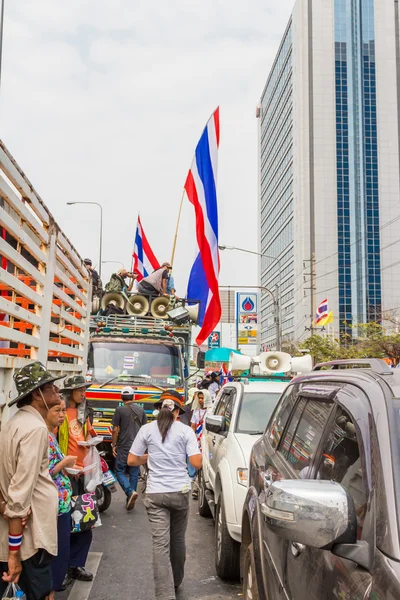 Bangkok - 20 lutego: premiera protestujących eksmitowany z przodu — Zdjęcie stockowe