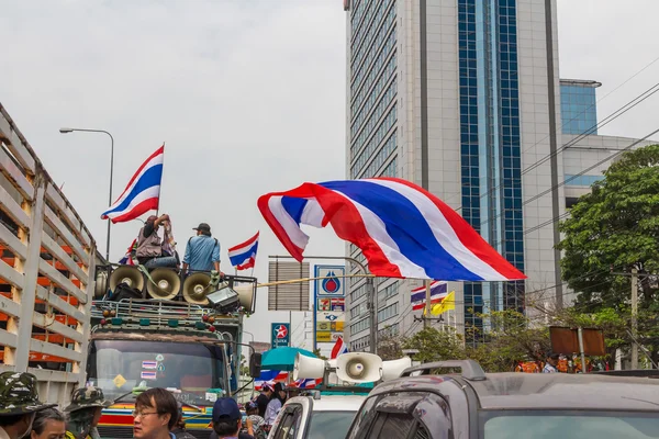 BANGKOK - 20 DE FEBRERO: Primeros manifestantes desalojados frente al Sh — Foto de Stock