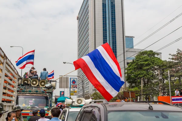 BANGKOK - 20 DE FEBRERO: Primeros manifestantes desalojados frente al Sh — Foto de Stock