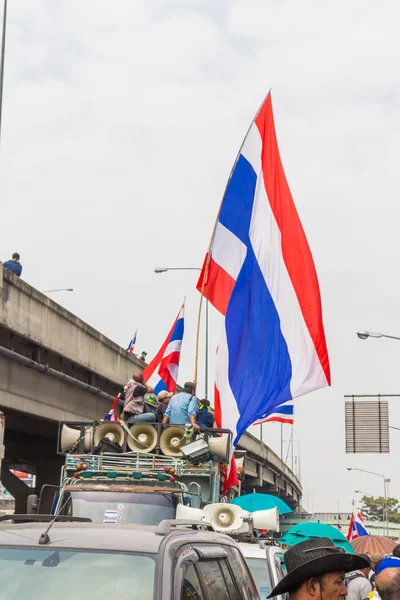 Bangkok - 20 februari: prime demonstranter vräkta framför sh — Stockfoto