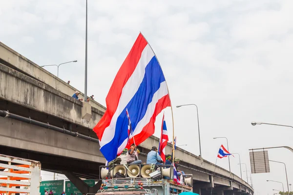 BANGKOK - 20 DE FEBRERO: Primeros manifestantes desalojados frente al Sh — Foto de Stock