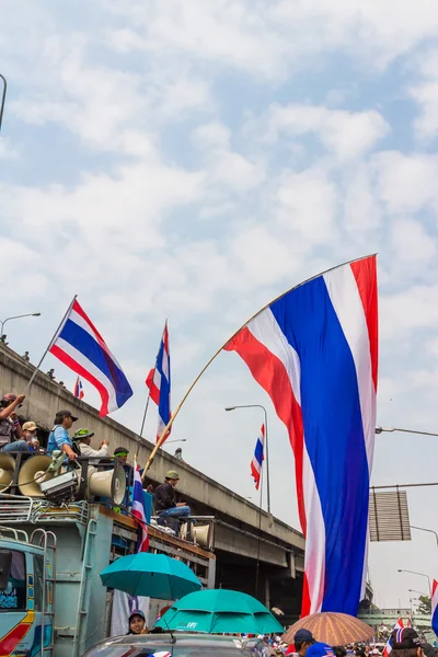 BANGKOK - 20 DE FEBRERO: Primeros manifestantes desalojados frente al Sh — Foto de Stock